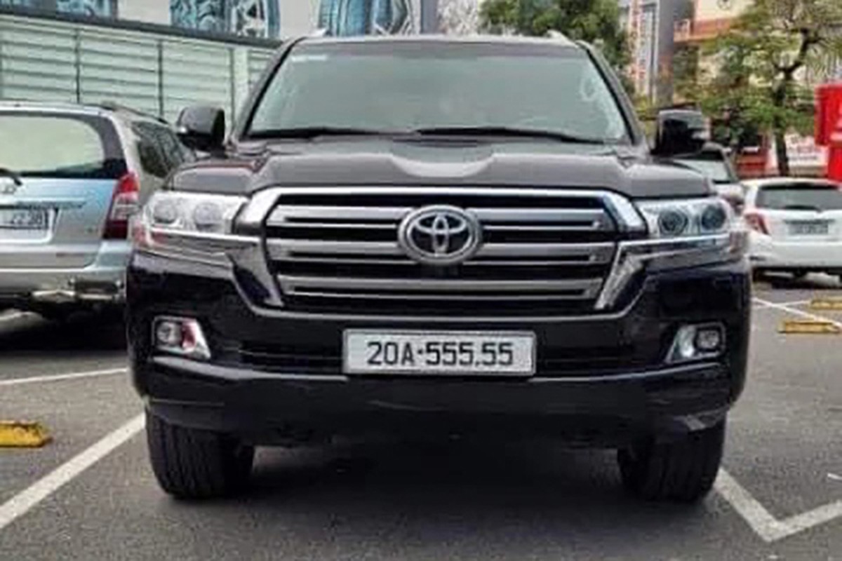 Can canh Toyota Land Cruiser hon 4 ty, bien 
