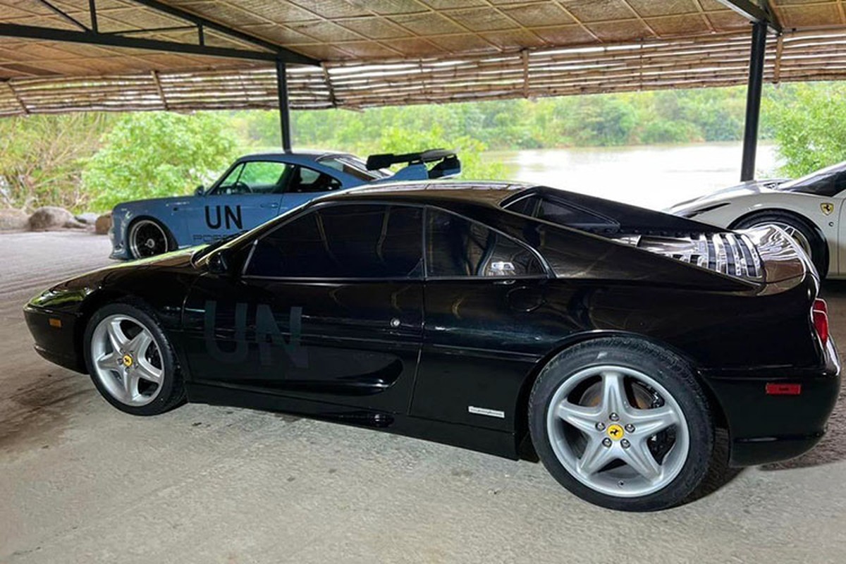 Ferrari F355 Berlinetta nam trong garage hon 1000 ty dong cua 