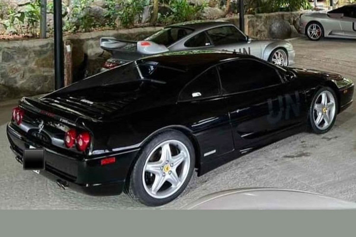 Ferrari F355 Berlinetta nam trong garage hon 1000 ty dong cua 