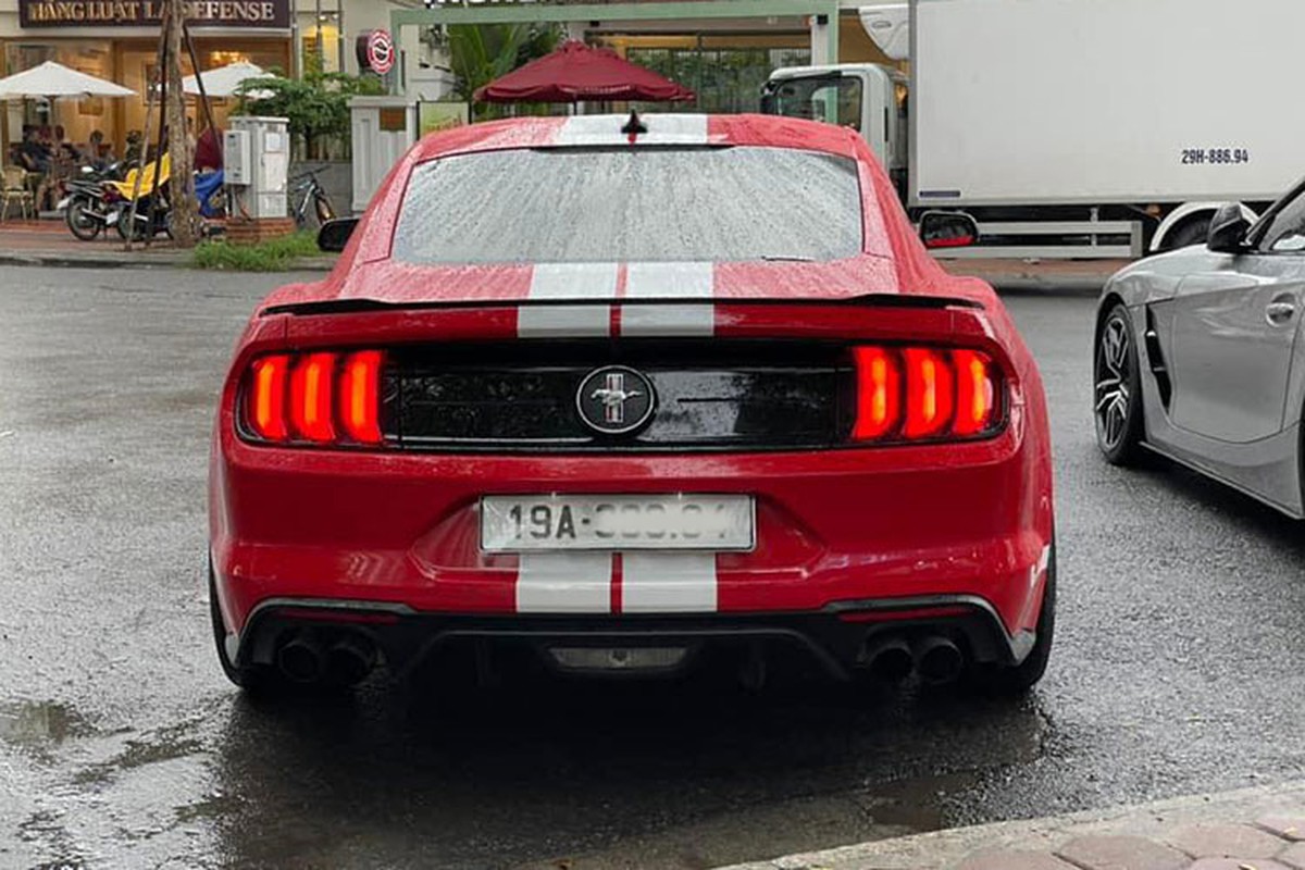 Ford Mustang High Performance chay 2 nam 