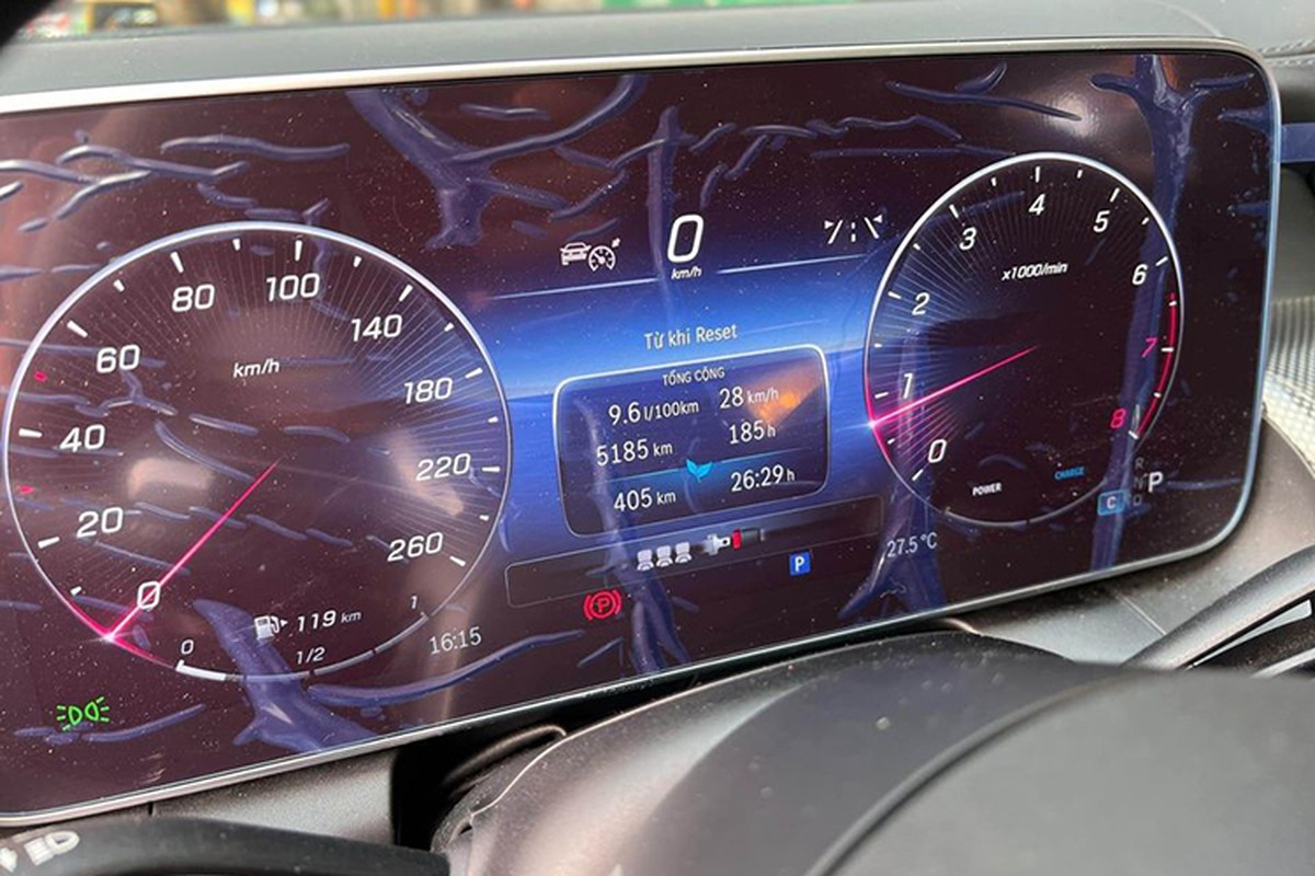 View - 	Mercedes-Benz GLC 300 4Matic mới chạy 5.000 km lỗ hơn nửa tỷ đồng