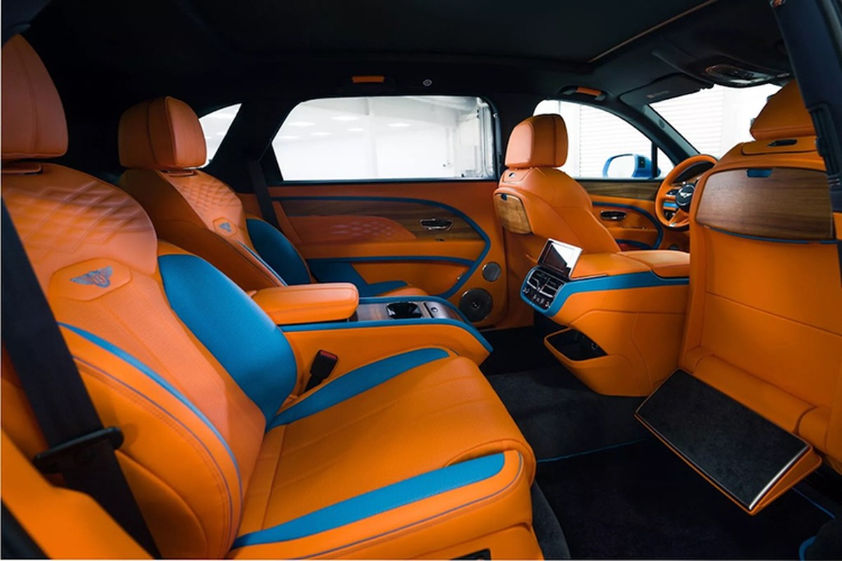 View - 	Cặp vợ chồng bắt Bentley làm Bentayga LWB Azure màu sơn hàng thửa