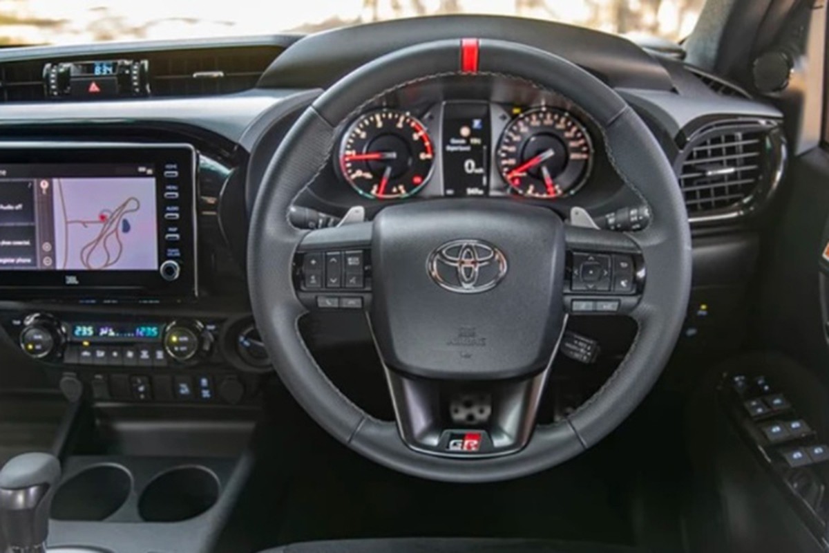View - 	Toyota Hilux GR Sport có gì để thách thức vua bán tải Ford Ranger