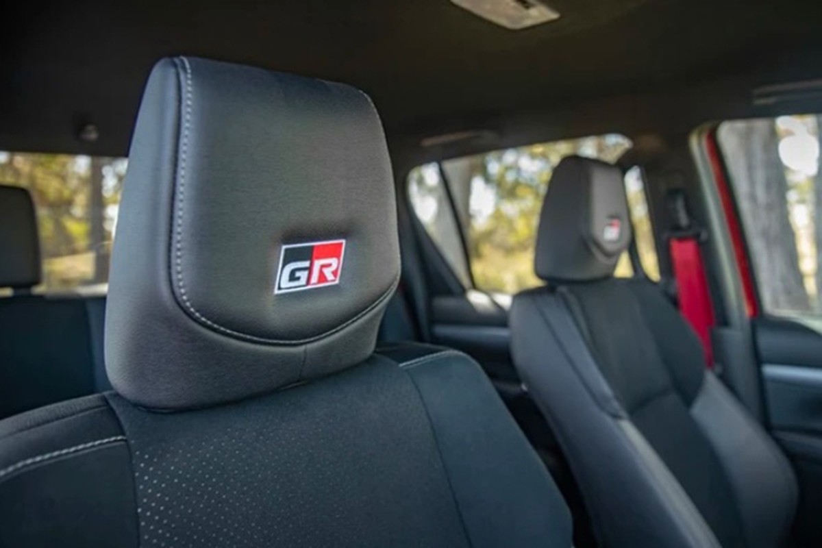 View - 	Toyota Hilux GR Sport có gì để thách thức vua bán tải Ford Ranger