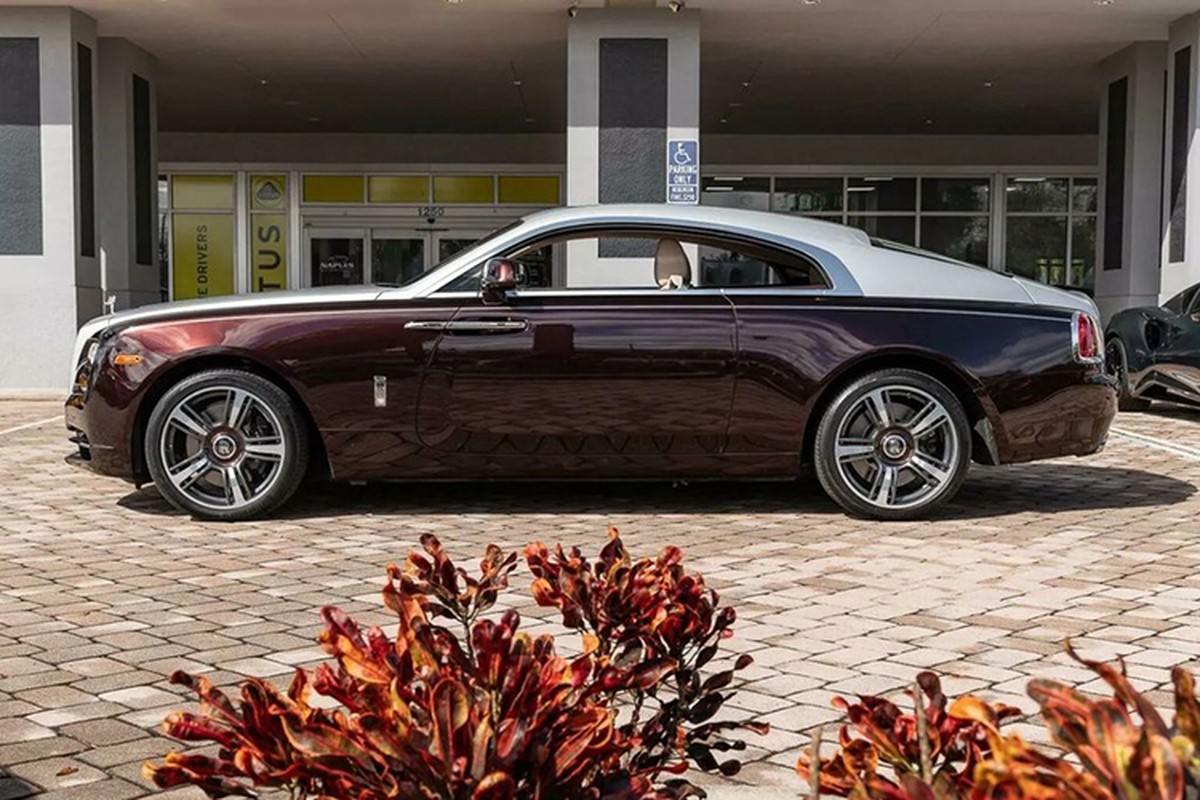 View - 	Tậu Bugatti Chiron giá 95 tỷ được tặng kèm Rolls-Royce Wraith 