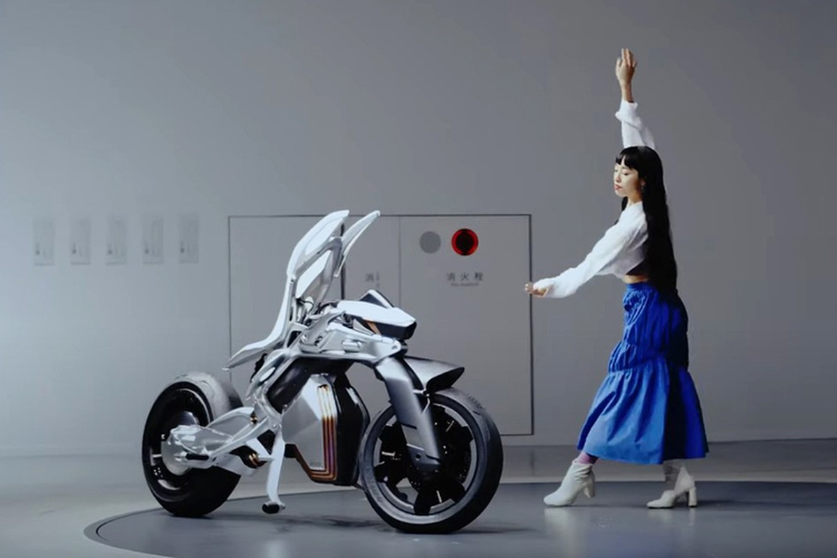 View - 	Yamaha Motoroid - chiếc xe môtô biết nhảy cùng người đẹp