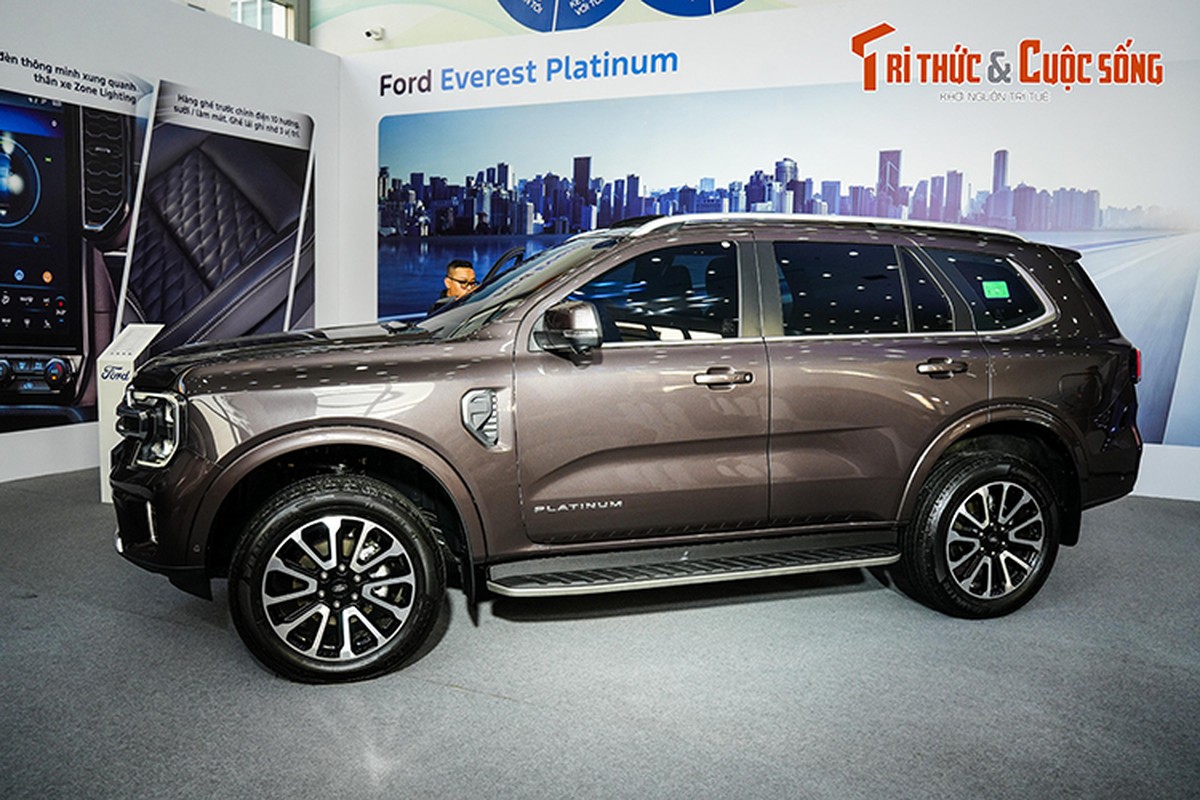 View - 	Cận cảnh Ford Everest Platinum 2024 tại Việt Nam, hơn 1,5 tỷ đồng