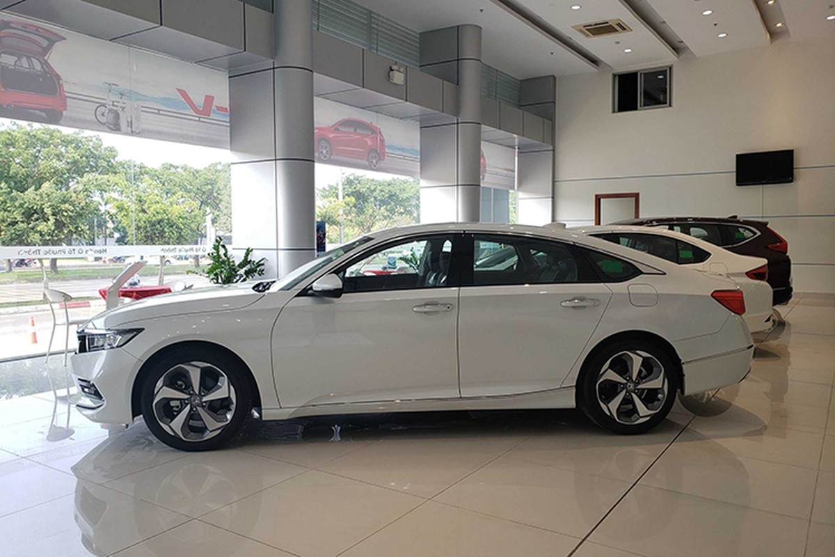 View - 	Toyota Camry bán chỉ 65 xe tháng 8 vẫn là vua sedan cỡ D