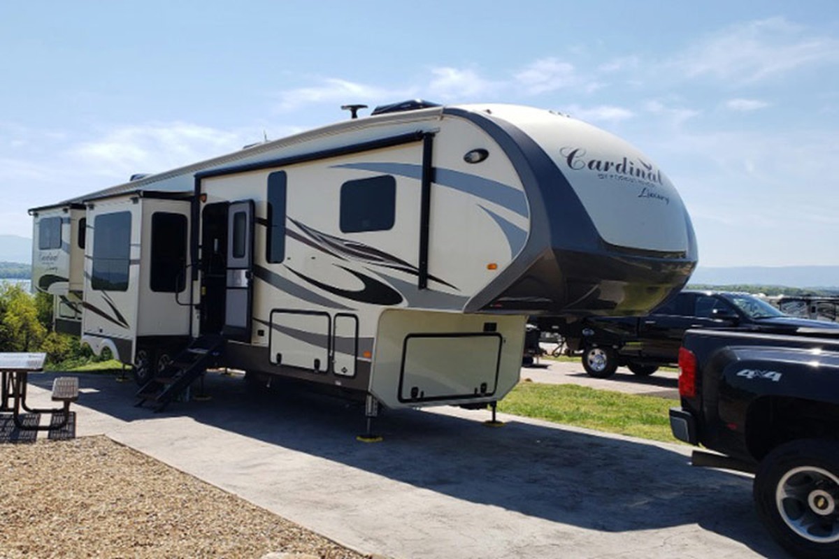 Cardinal Fifth Wheel - 