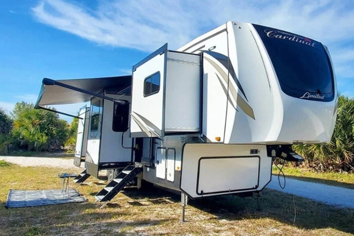 Cardinal Fifth Wheel - 