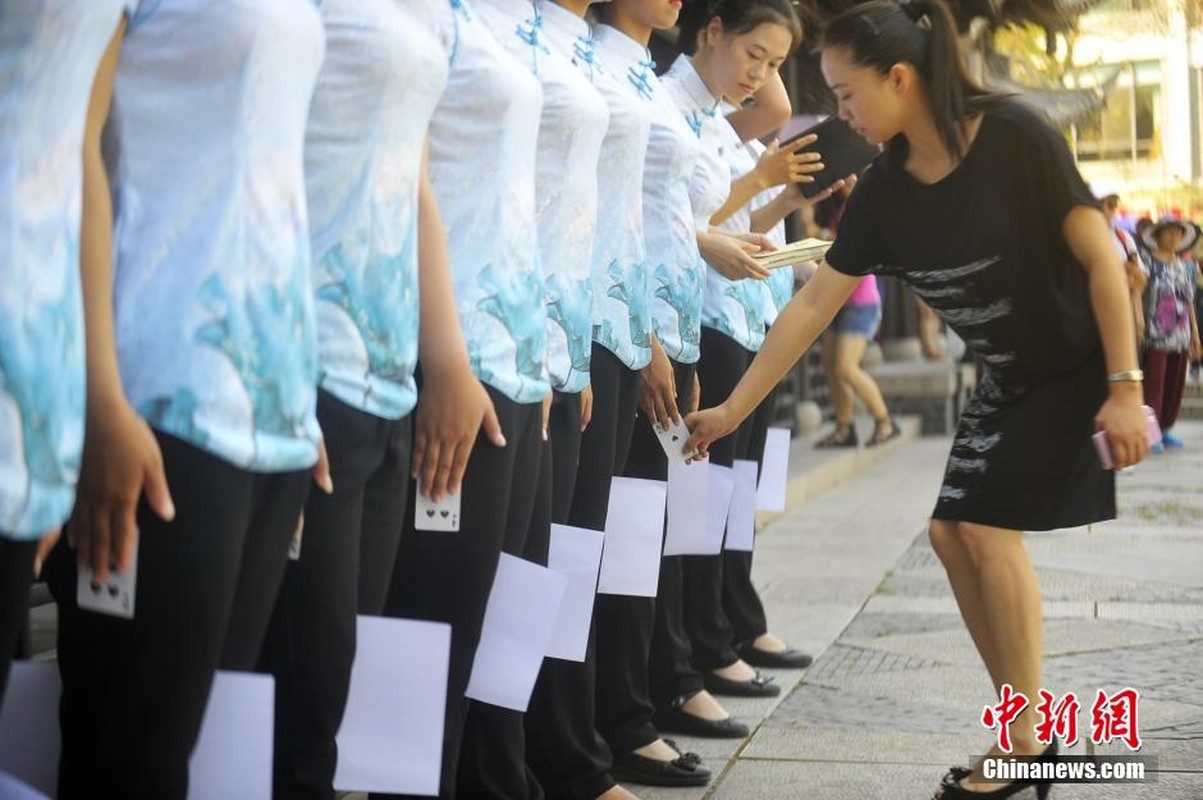 Dan nu huong dan vien du lich muot mo hoi tap luyen-Hinh-5