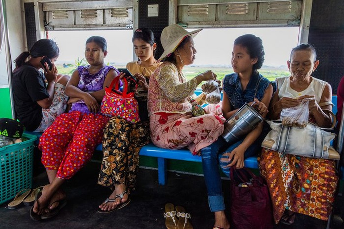 Trai nghiem thu vi tren tau hoa di quanh thanh pho Yangon