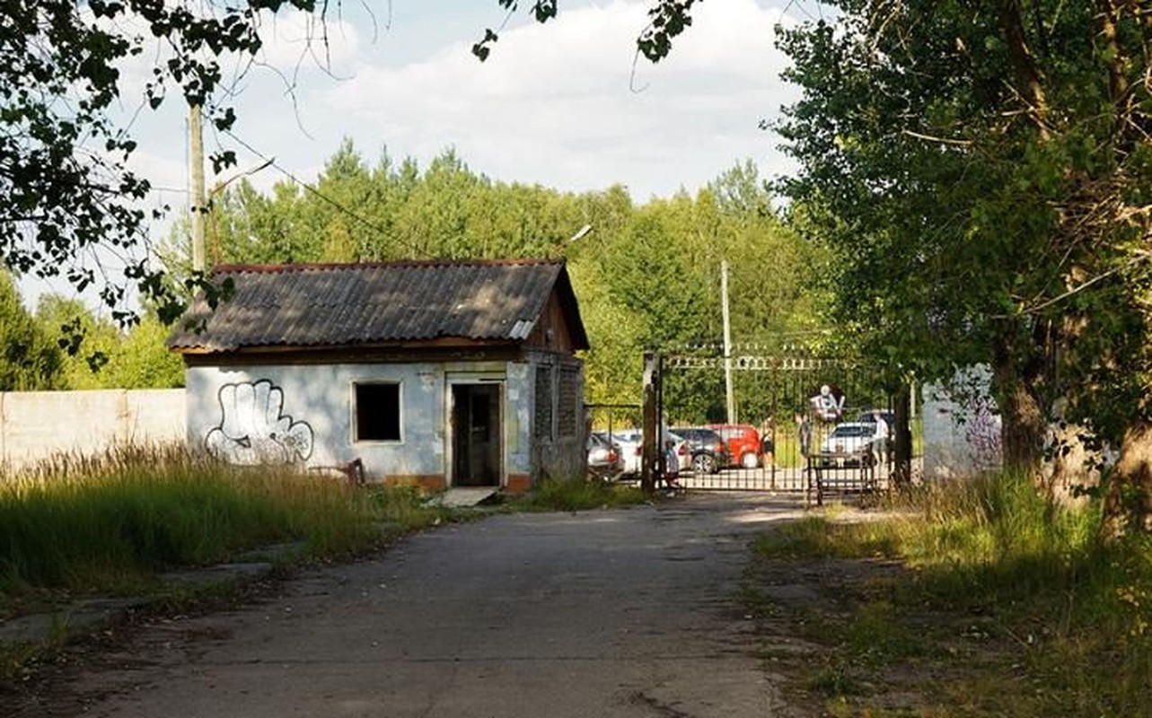 Ben trong tram radar bo hoang o Latvia