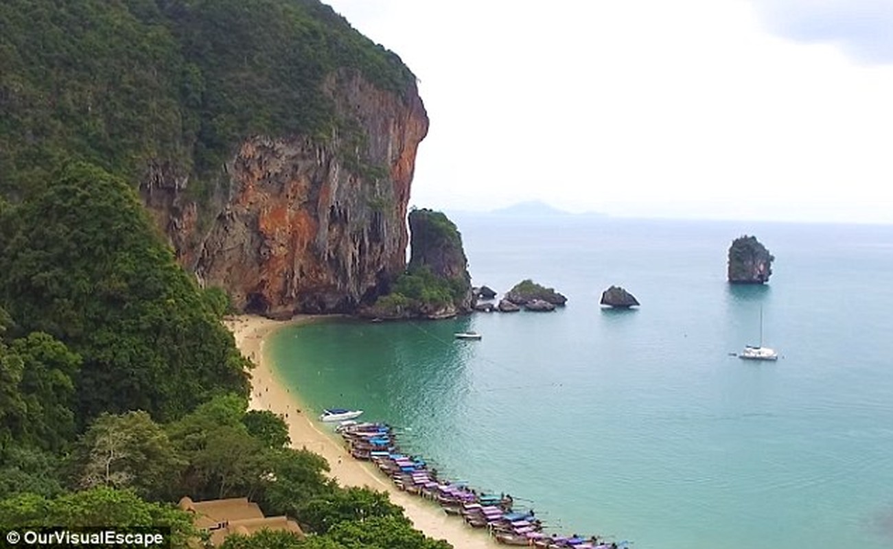 Chang trai dung tien tro cap dua ban gai du lich nuoc ngoai-Hinh-11