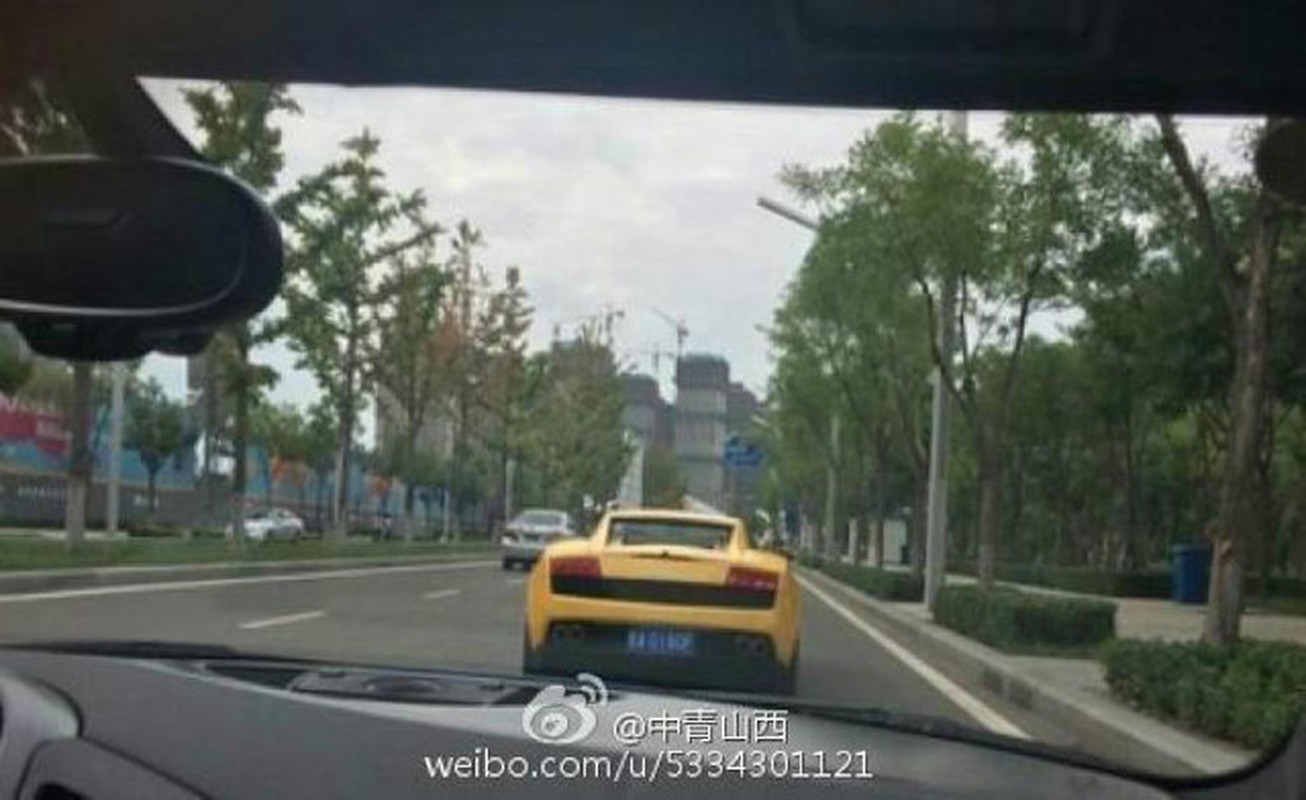 Tai xe xe bus cuoi Lamborghini di lam gay choang vang-Hinh-3