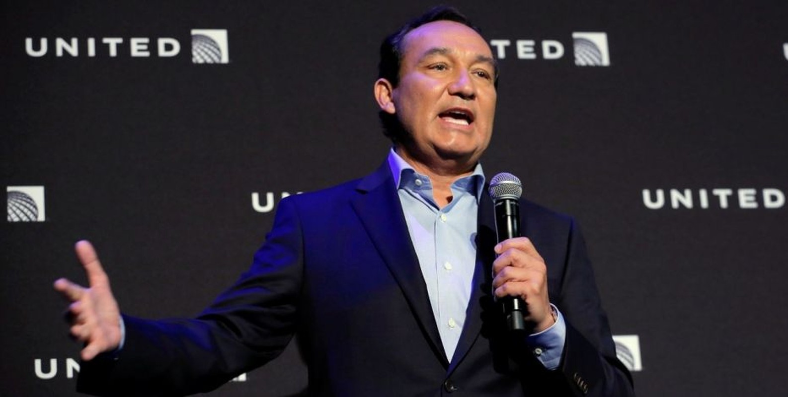 CEO United Airlines nguy co “thung tui” vi scandal keo le khach-Hinh-6