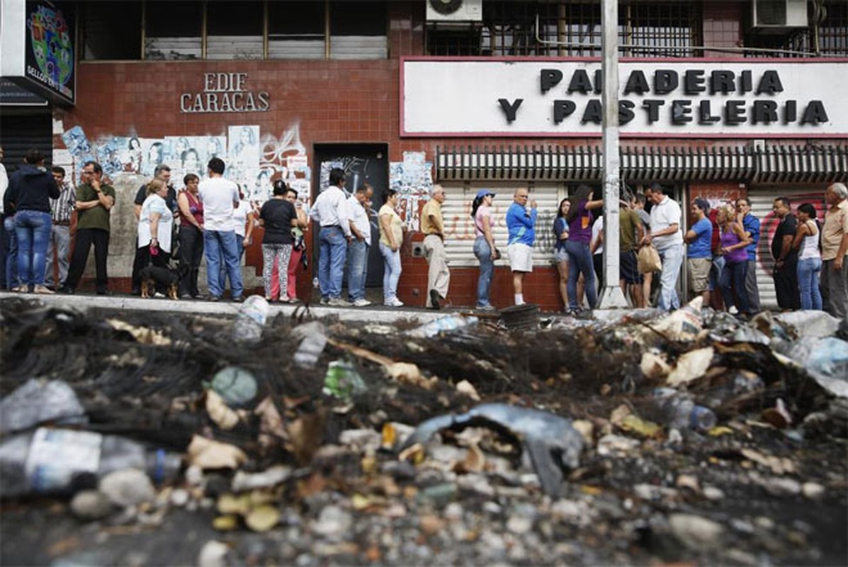 Tham canh xep hang cho mua trong sieu thi o Venezuela-Hinh-10