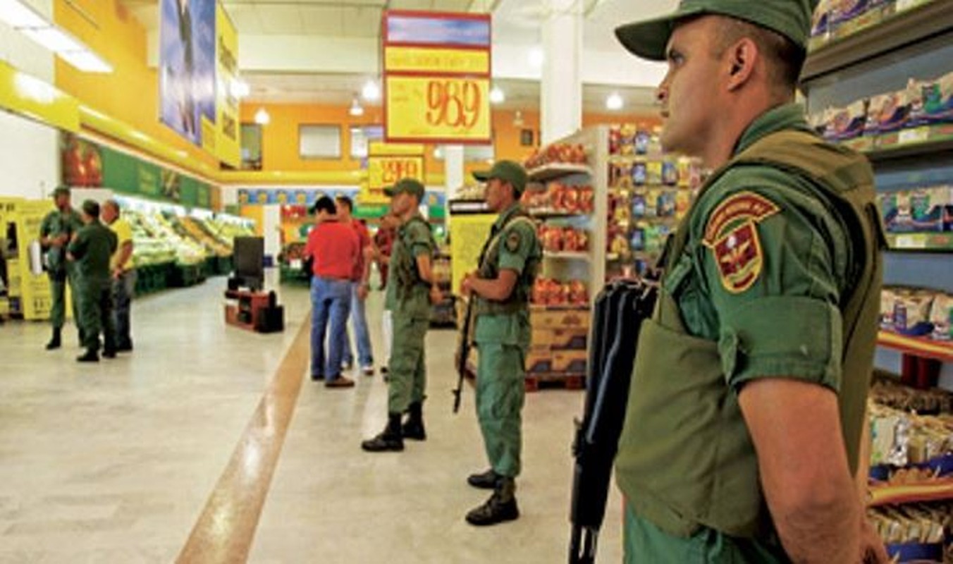 Tham canh xep hang cho mua trong sieu thi o Venezuela-Hinh-3