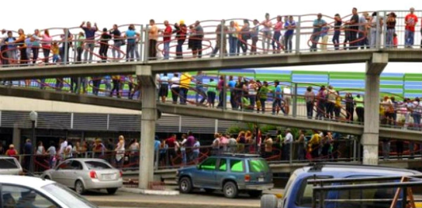 Tham canh xep hang cho mua trong sieu thi o Venezuela-Hinh-5