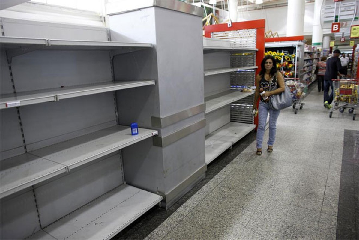 Tham canh xep hang cho mua trong sieu thi o Venezuela-Hinh-7