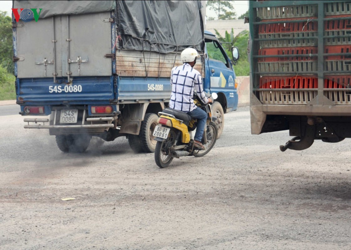 Anh: BOT duong tranh Bien Hoa “ngap chim” trong khoi bui-Hinh-3