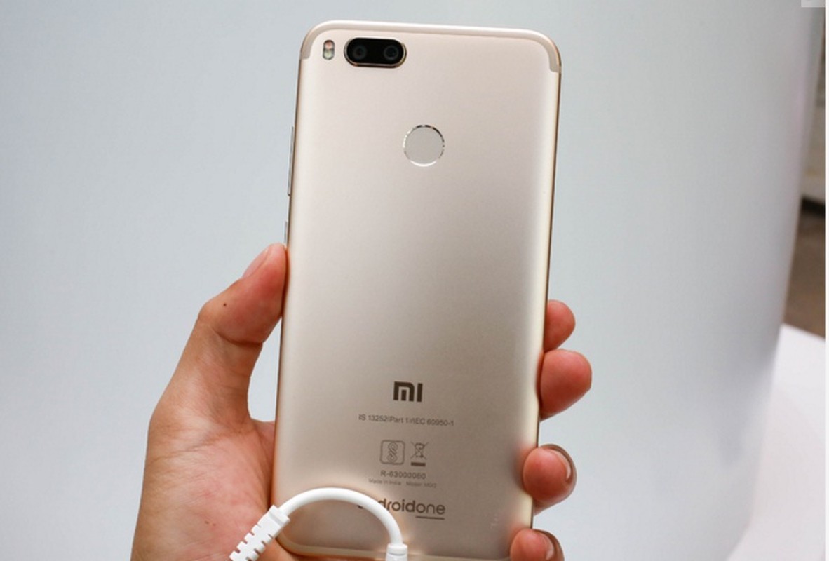 Can canh Xiaomi Mi A1 y het Bphone 2017, gia chi mot nua-Hinh-3