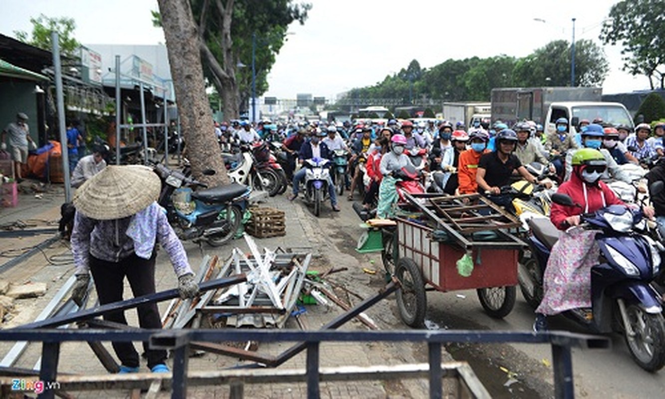 Cua ngo san bay Tan Son Nhat ket cung giua trua cuoi tuan-Hinh-5