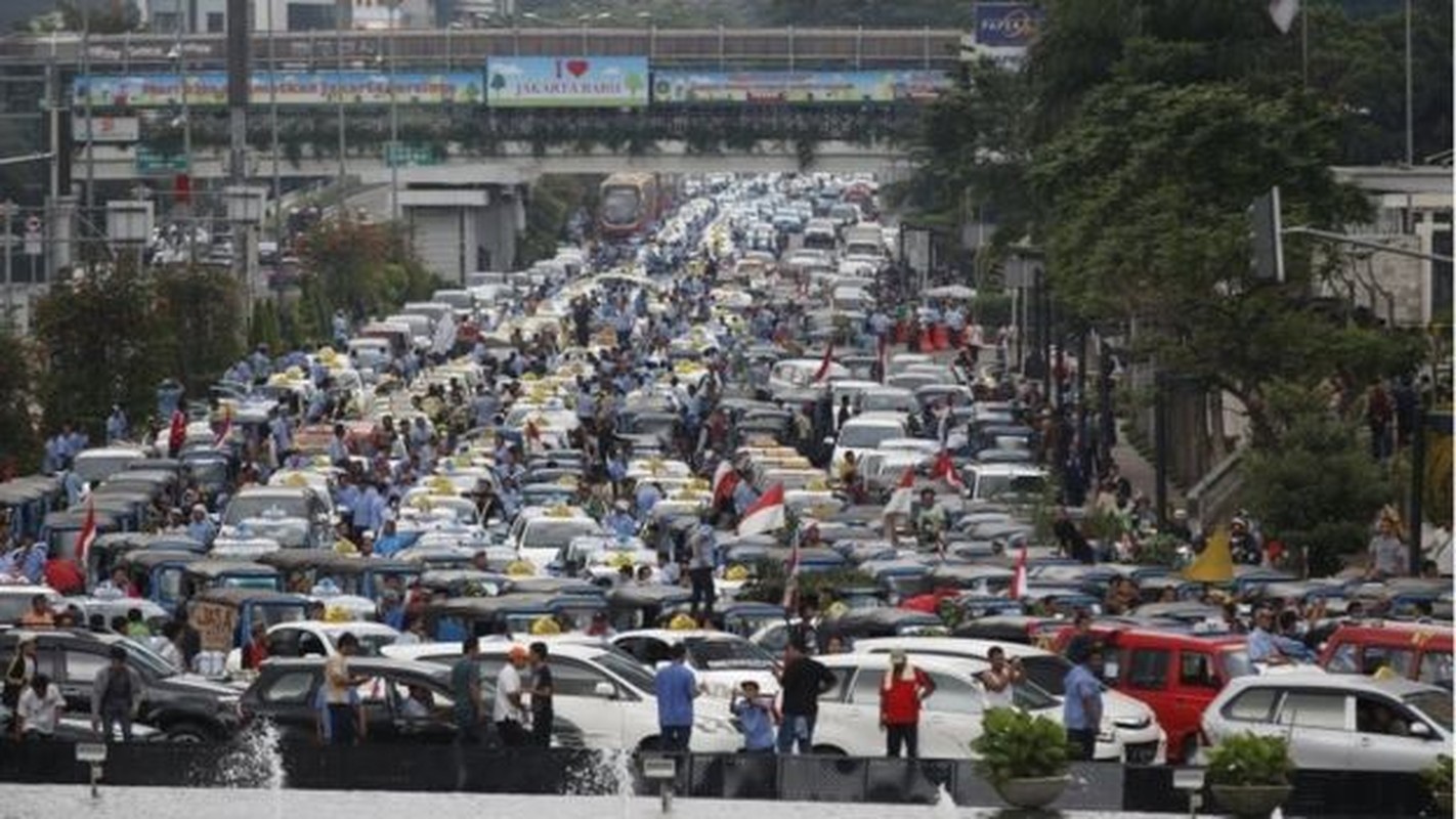 Cac hang taxi the gioi phan doi Uber, Grab bang cach nao?-Hinh-2