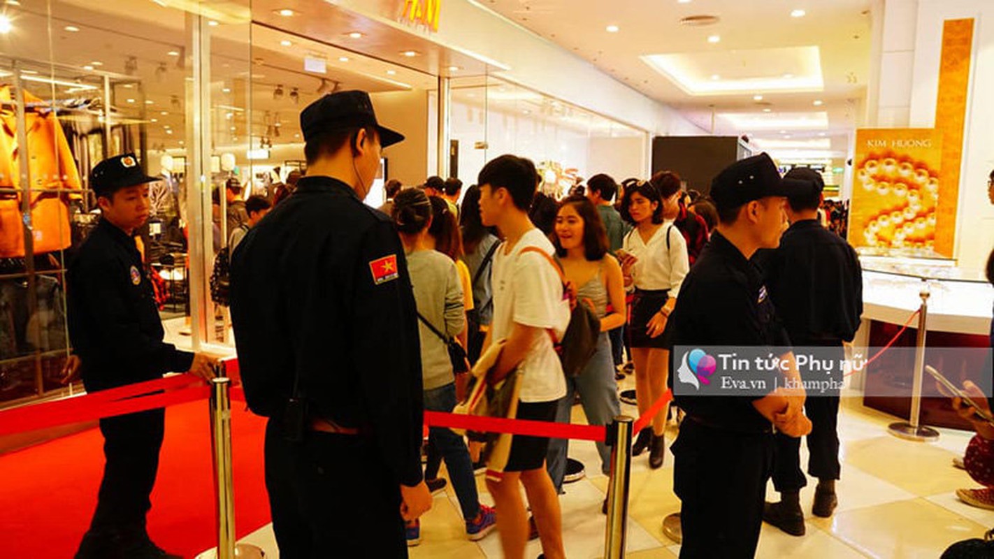 Khai truong H&M: Su co xay ra, khach hang buc xuc tranh cai voi nhan vien an ninh-Hinh-7