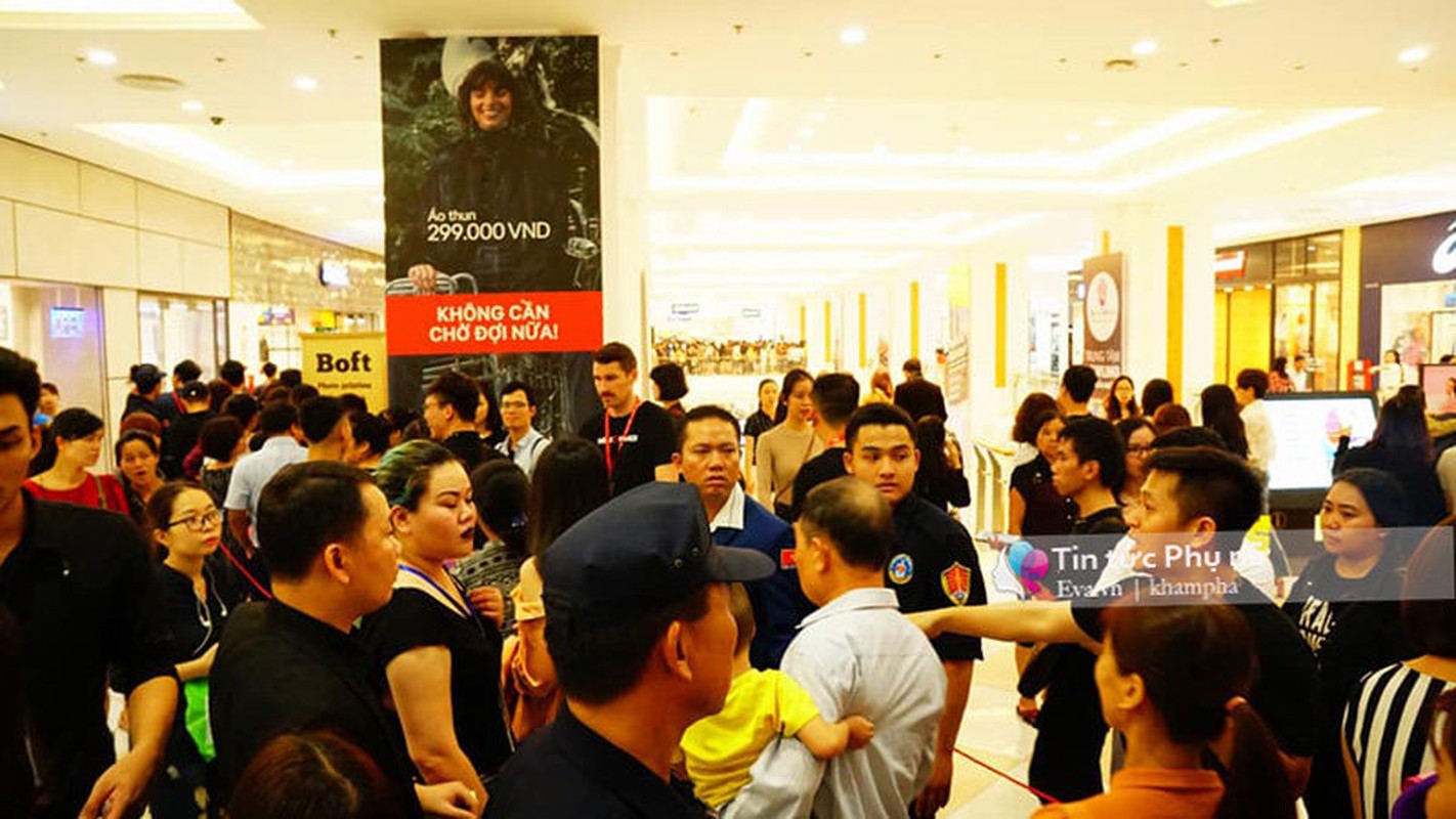 Khai truong H&M: Su co xay ra, khach hang buc xuc tranh cai voi nhan vien an ninh-Hinh-9