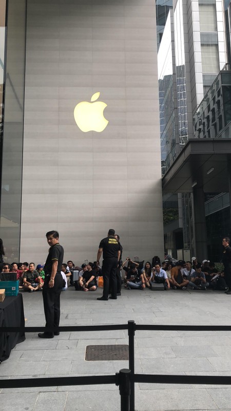 Nguoi Viet chen nhau xep hang o Singapore cho mua iPhone XS-Hinh-10