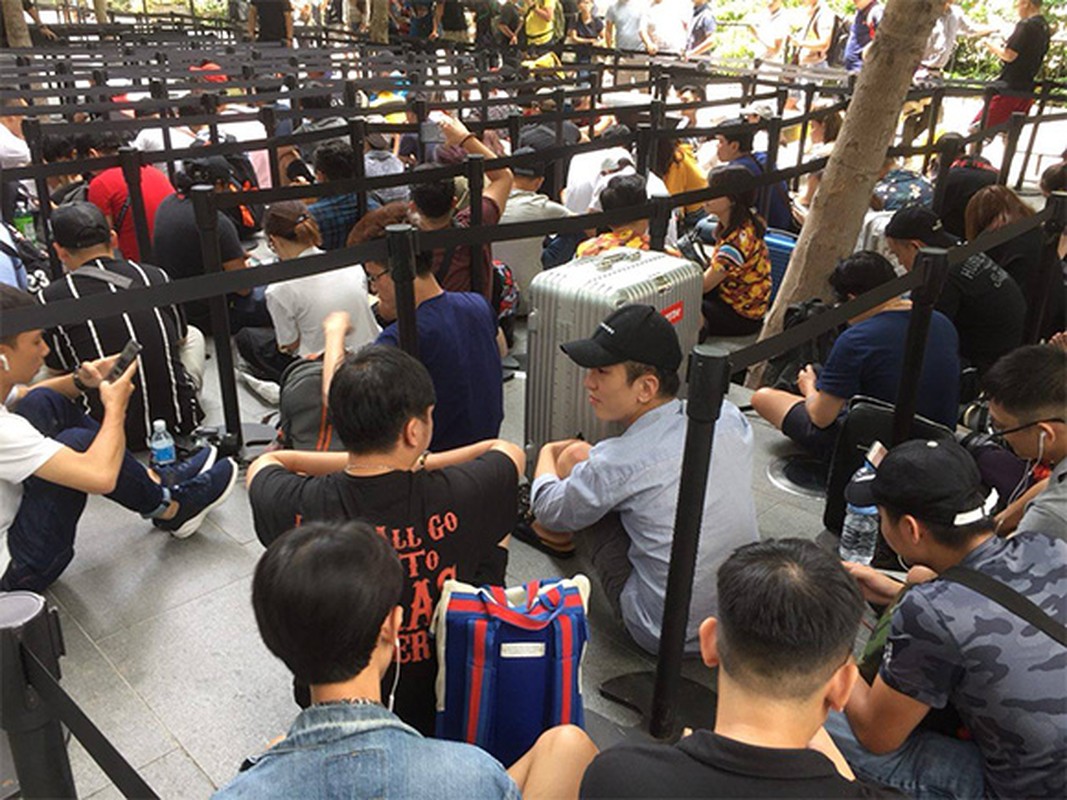 Nguoi Viet chen nhau xep hang o Singapore cho mua iPhone XS-Hinh-3