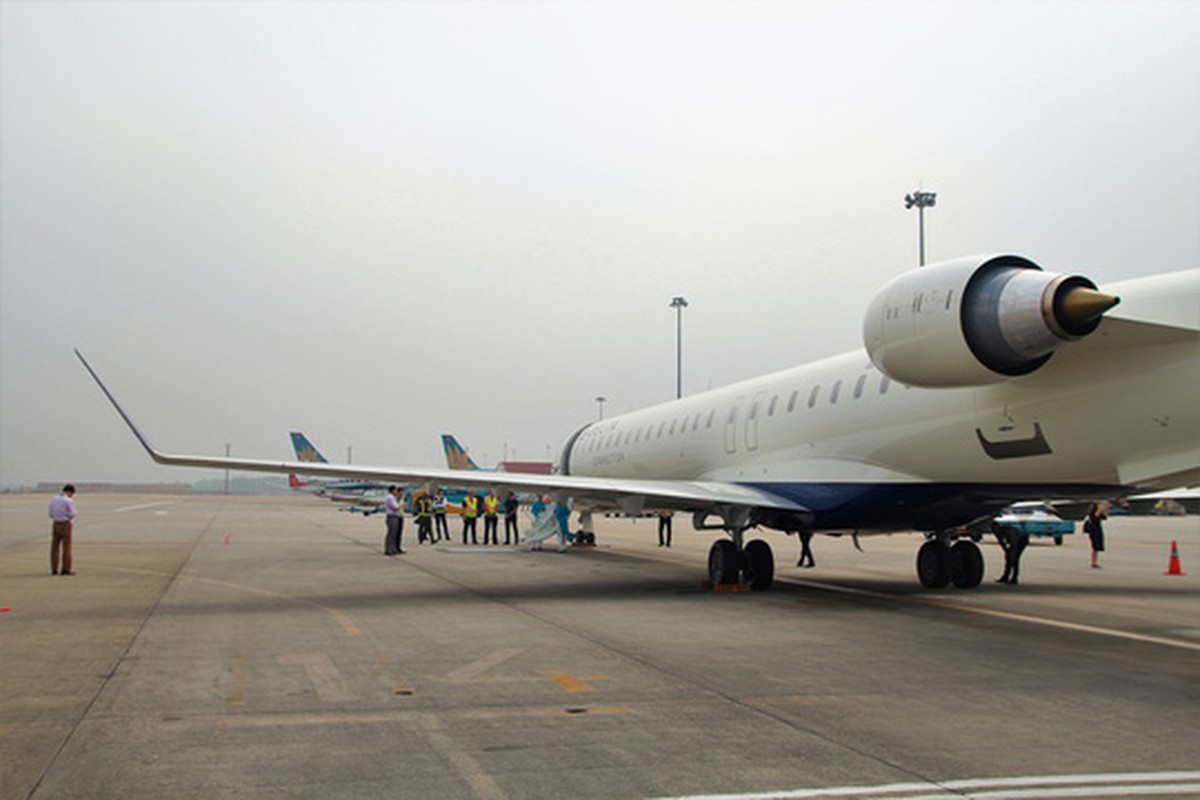 Tan muc may bay Bombardier CRJ900 cua Vietnam Airlines vua bay thu nghiem-Hinh-2
