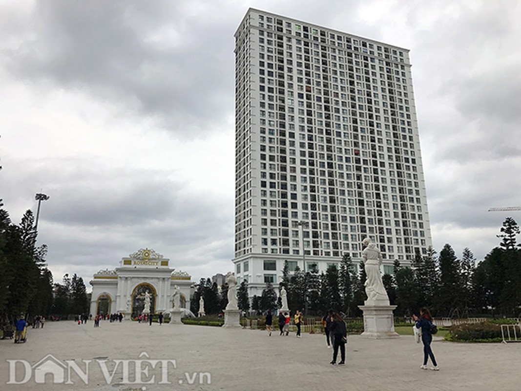 Lanh te tai, trung tam thuong mai diu hiu ngay nghi le