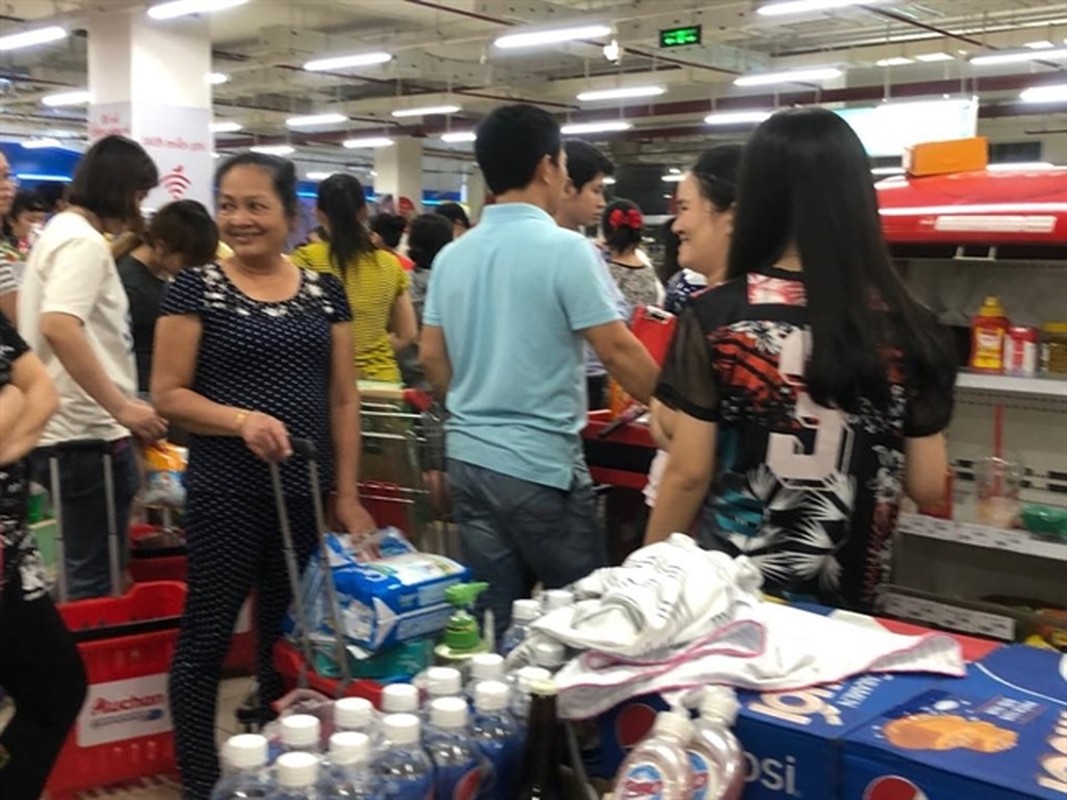 Phat hai voi hinh anh khach than nhien boc do an tai sieu thi Auchan sap dong cua-Hinh-12