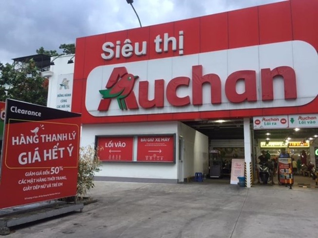 Phat hai voi hinh anh khach than nhien boc do an tai sieu thi Auchan sap dong cua