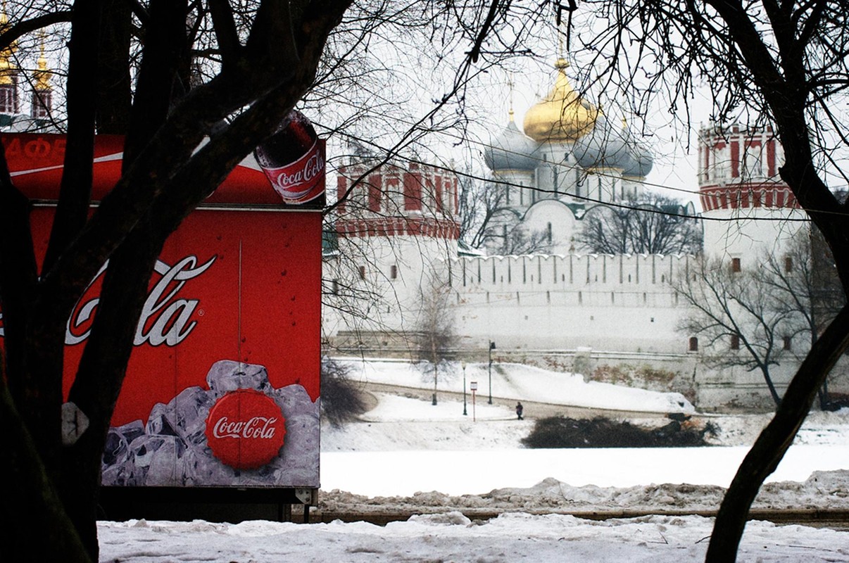 Coca-Cola quang cao phan cam, gay tranh cai: Chuyen khong chi xay ra o Viet Nam-Hinh-6