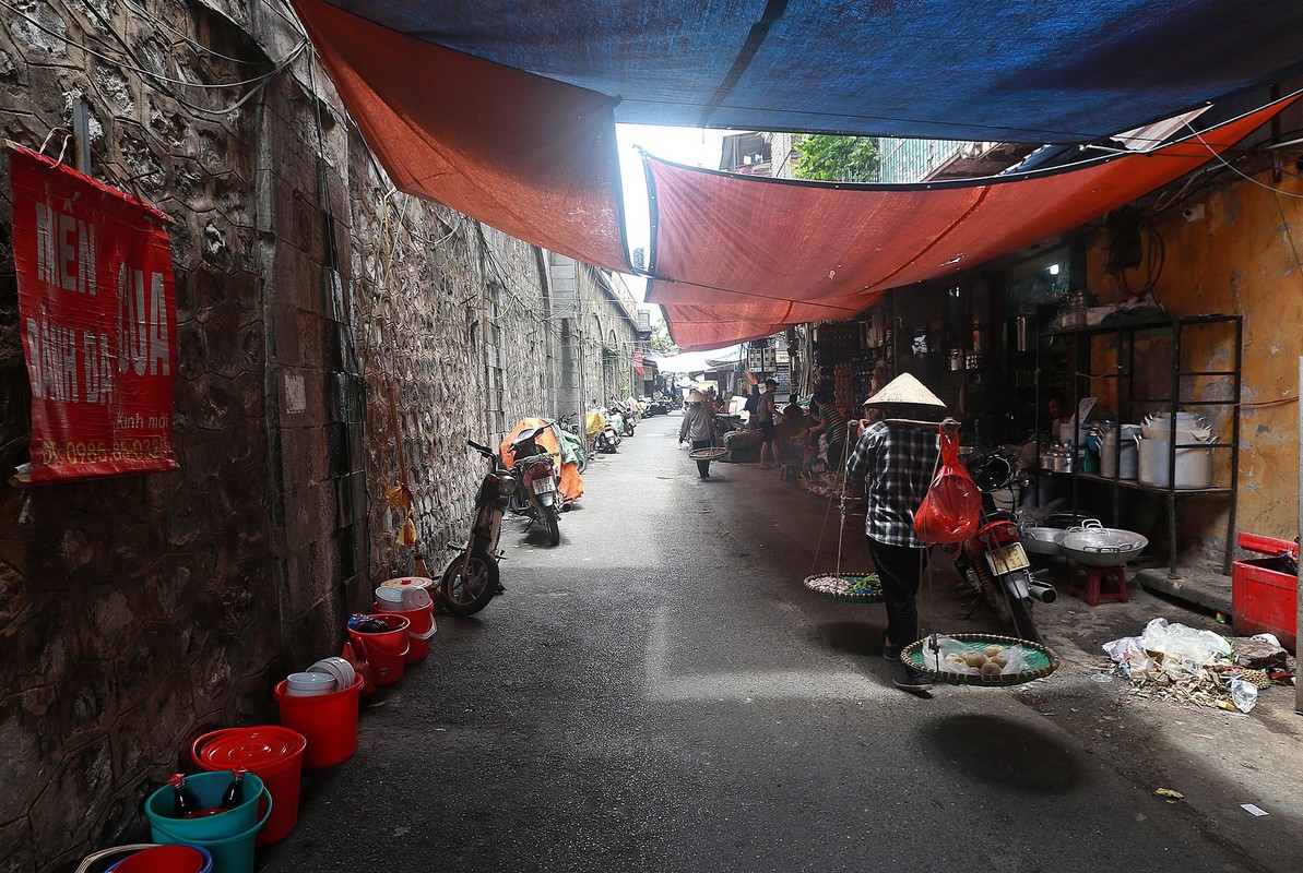 Ha Noi: Vom cau duong sat quay ton kin, hang rong nhech nhac sau thi diem duc thong-Hinh-8