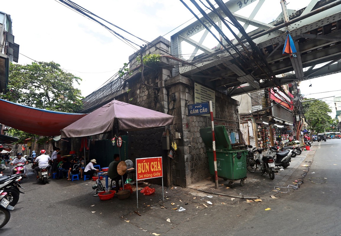 Ha Noi: Vom cau duong sat quay ton kin, hang rong nhech nhac sau thi diem duc thong