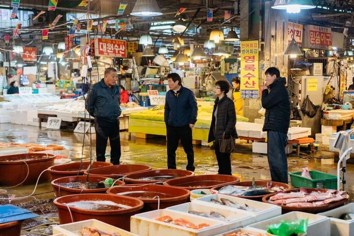 Ben trong khu cho hai san lon nhat Seoul, cao 8 tang Ngoc Trinh vua ghe tham-Hinh-7