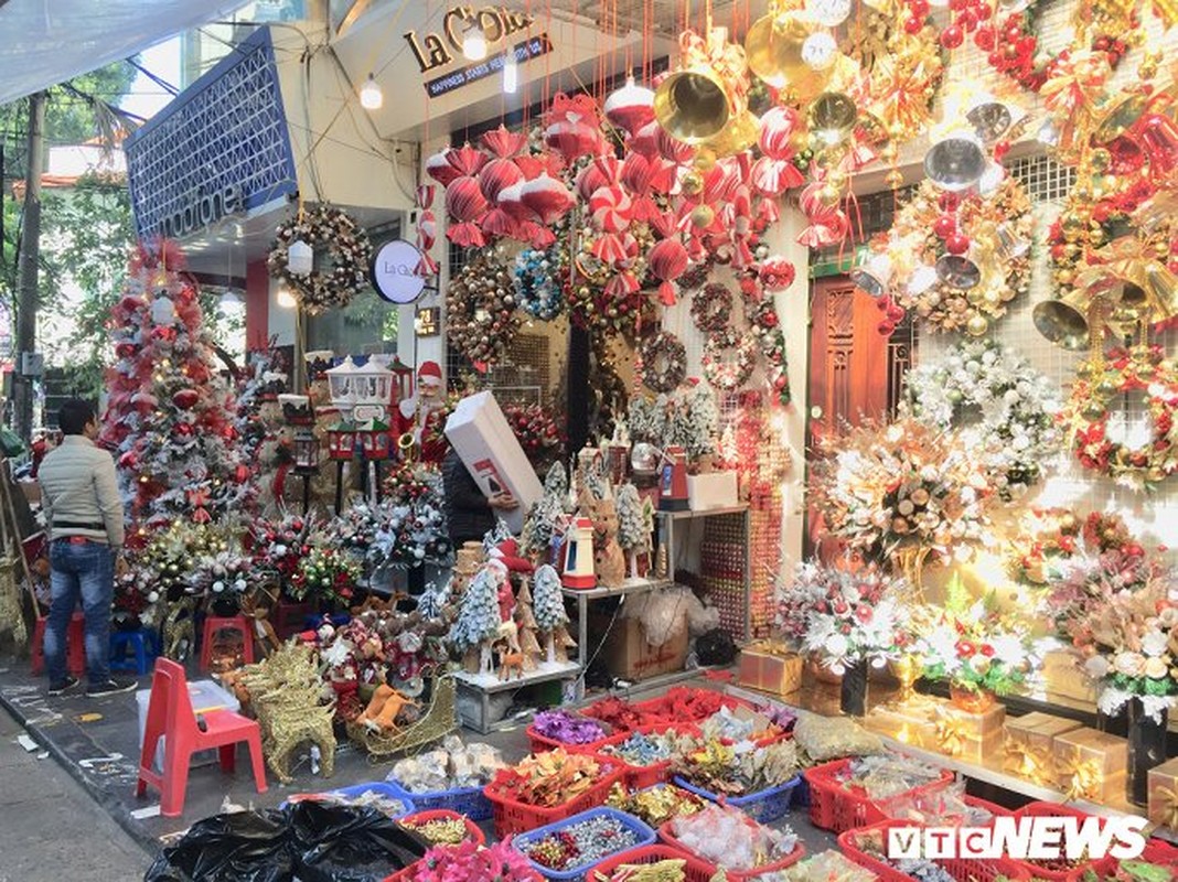 Giang sinh da ve: Cay thong tuoi choi Noel gia cao van 