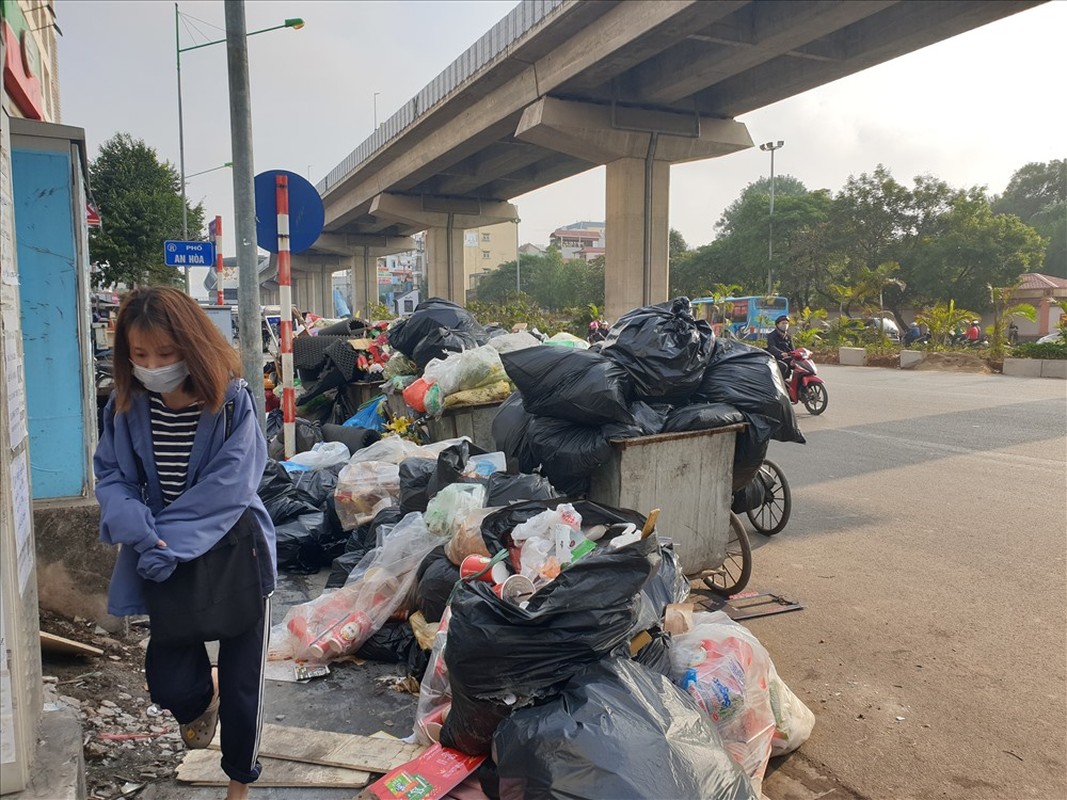 Ha Noi lai ngap ngua rac, cong nhan cang minh thu don-Hinh-12