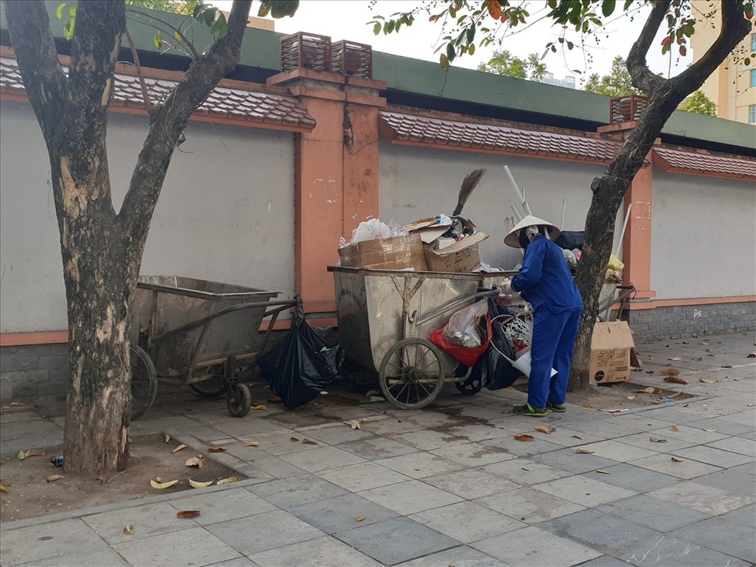 Ha Noi lai ngap ngua rac, cong nhan cang minh thu don-Hinh-14