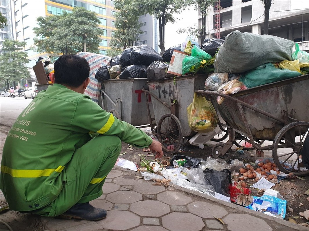 Ha Noi lai ngap ngua rac, cong nhan cang minh thu don-Hinh-3