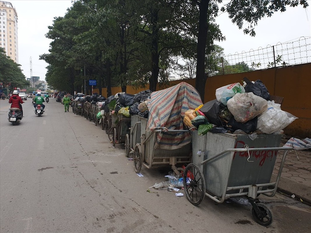 Ha Noi lai ngap ngua rac, cong nhan cang minh thu don