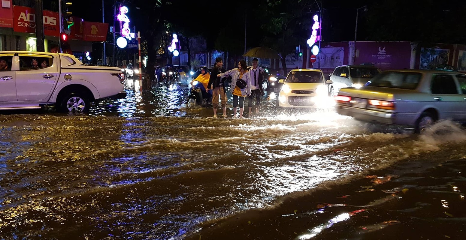 Ha Noi mua lon bat thuong, duong pho vang lang du sap giao thua-Hinh-7