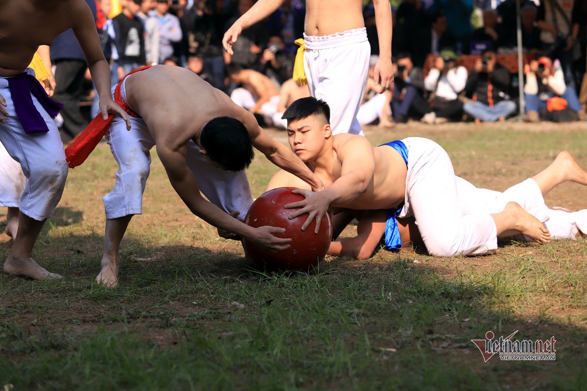 Trai trang Ha thanh vat va, chay mau trong tran cuop cau dau nam-Hinh-5