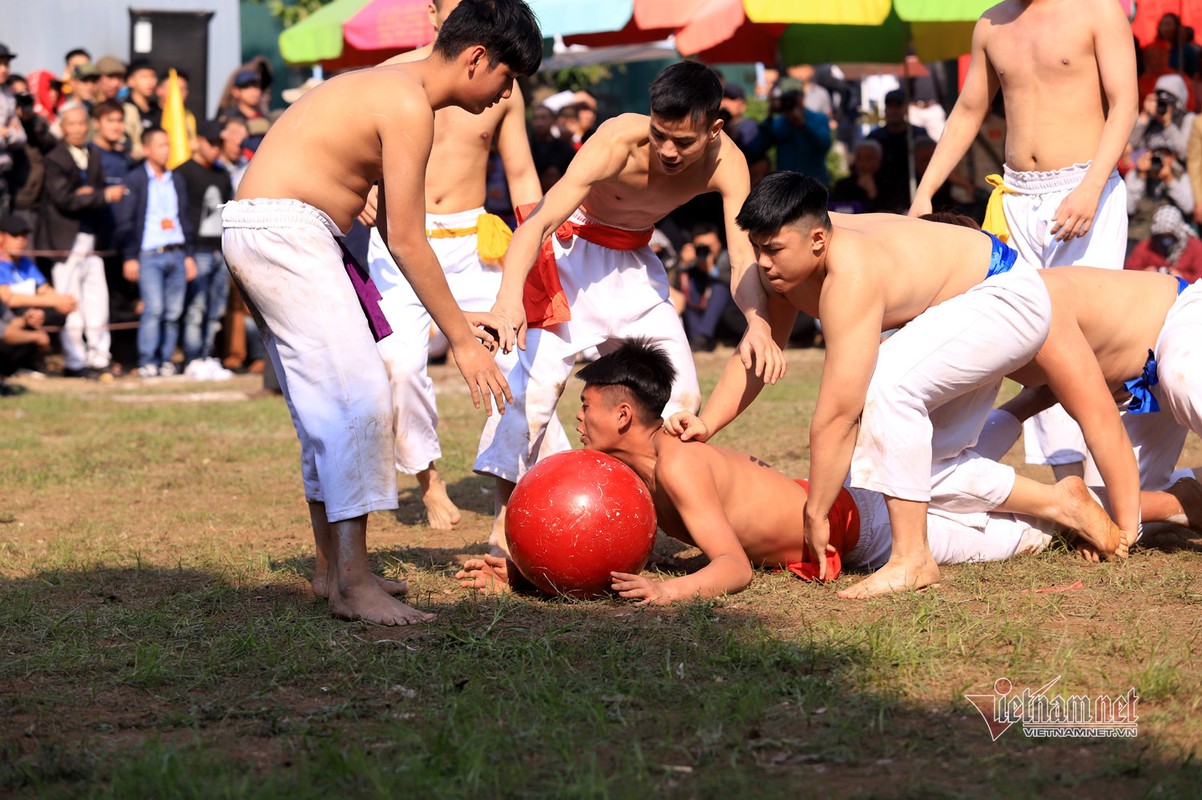 Trai trang Ha thanh vat va, chay mau trong tran cuop cau dau nam-Hinh-7