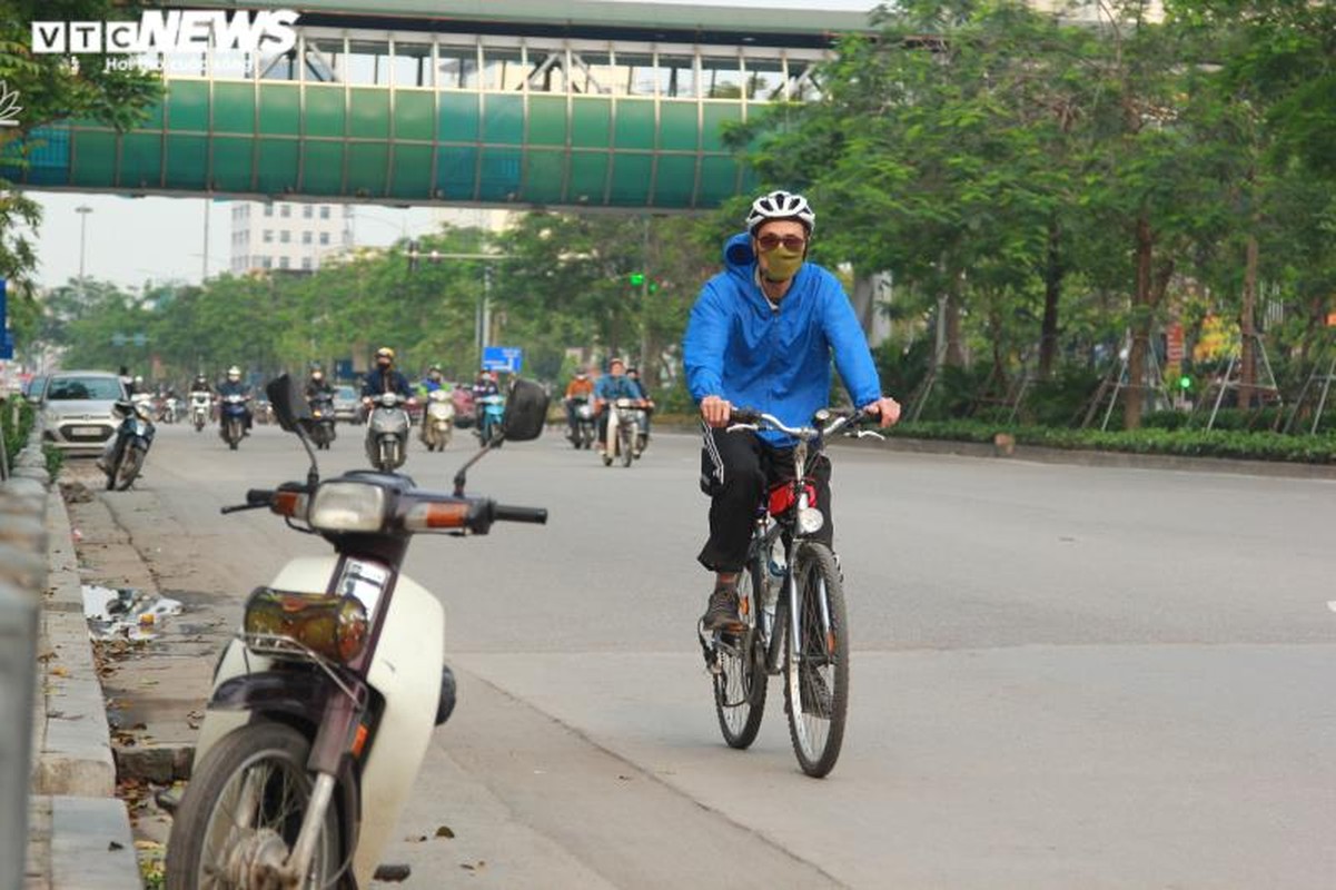 Gian cach xa hoi: Nguoi Ha Noi tran ra via he tap the duc giua dai dich-Hinh-6