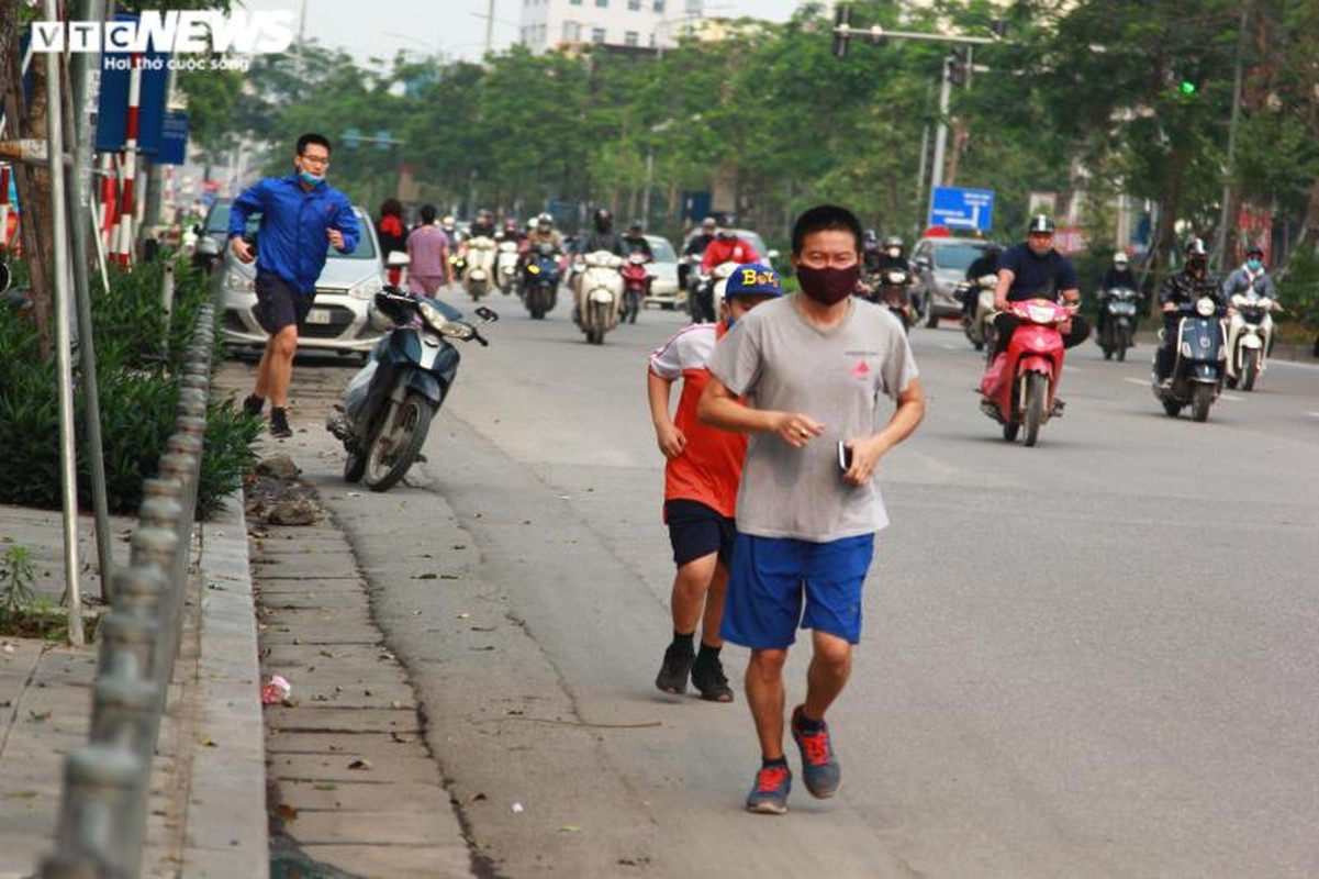 Gian cach xa hoi: Nguoi Ha Noi tran ra via he tap the duc giua dai dich-Hinh-7